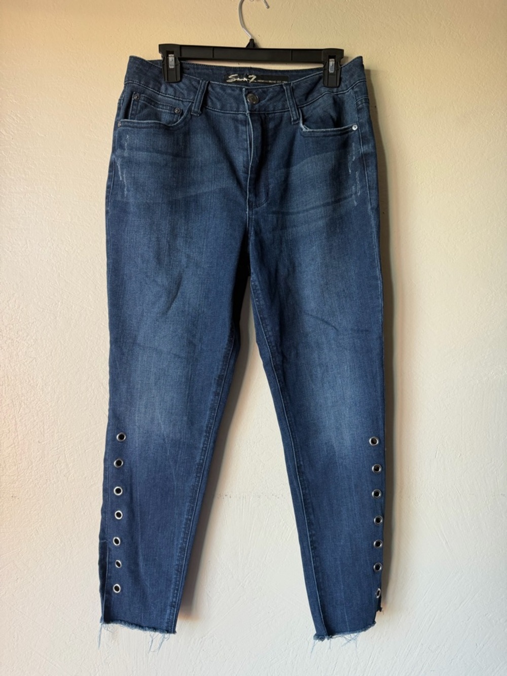 Y2K Dark wash raw hem grommet jeans
7 jeans skinny ankle
Size 10